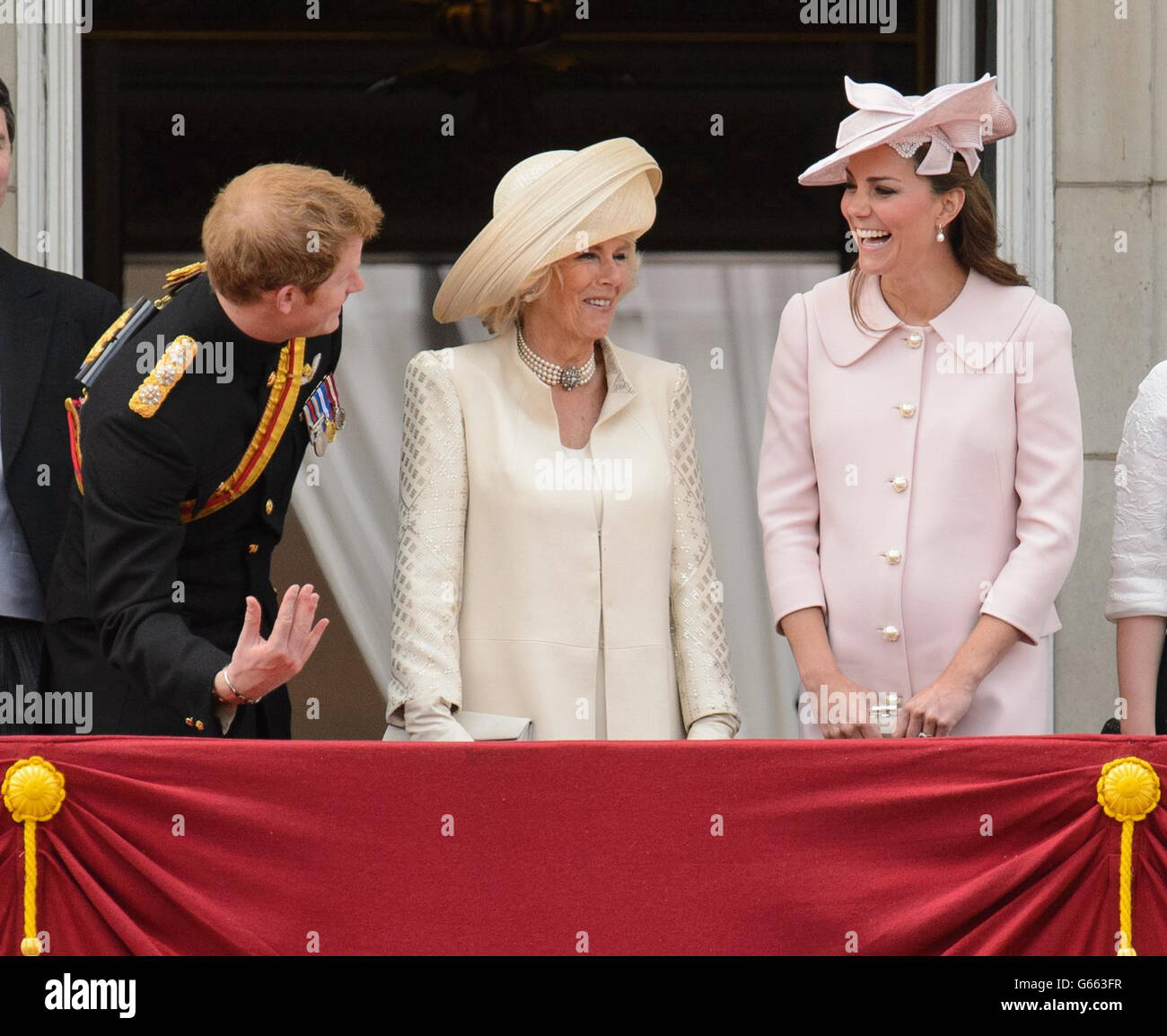 Prinz Harry, die Herzogin von Cornwall und die Herzogin von Cambridge auf dem Balkon des Buckingham Palace, im Zentrum von London, nach der jährlichen Trooping the Color Parade. Stockfoto