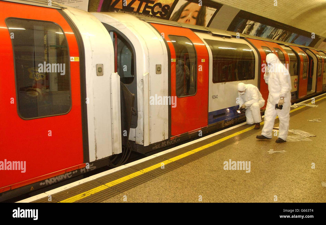 Ingenieure inspizieren einen beschädigten Zug am U-Bahnhof Chancery Lane im Zentrum von London, nachdem er entgleist wurde. Der Vorfall verursacht weiterhin eine weitverbreitete Störung der Central Line. * 21/02/2003: Die Londoner U-Bahn war am Freitag, den 21. Februar 2003, und veröffentlichte einen Zwischenbericht über die Entgleisung der U-Bahn im letzten Monat, der zur Schließung der Central Line geführt hat. Bei dem Unfall in der Chancery Lane im Zentrum von London am 25. Januar wurden mehr als 30 Menschen verletzt, was dazu führte, dass die letzten vier Waggons des achtwagen-Zuges entgleisen. Der Bericht der LU folgt einem Zwischenbericht des Arbeitsschutzes Stockfoto