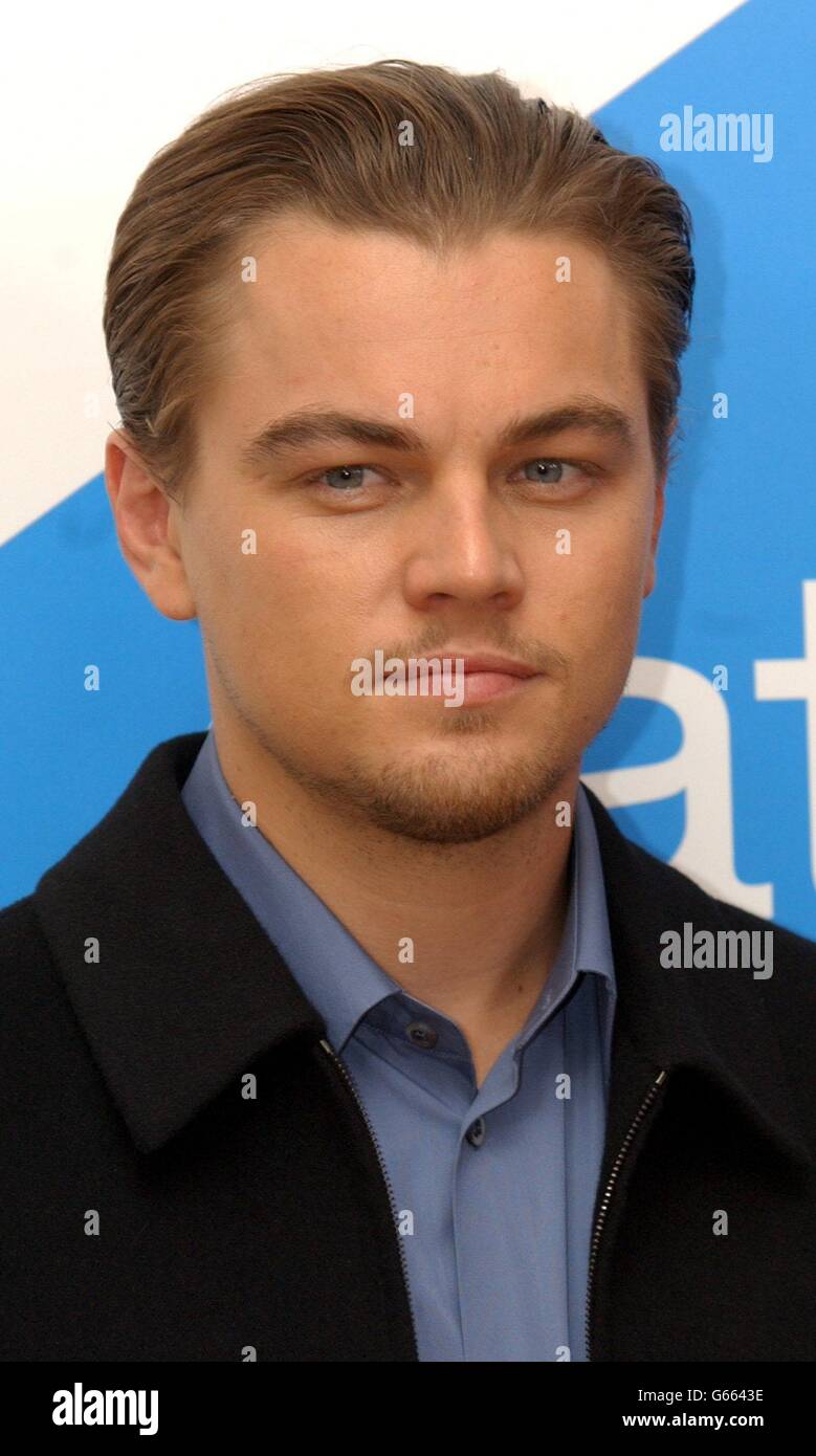 Schauspieler Leonardo DiCaprio posiert für Fotografen während einer Pressekonferenz im Dorchester in der Londoner Park Lane vor der britischen Premiere ihres neuen Films Catch Me If You Can, am Empire Leicester Square. 05/12/04: DiCaprio erklärt: 'Ich bin der König der Welt!' In Titanic wurde zur kitschigsten Linie in der Filmgeschichte gewählt. DiCaprio spricht die Worte aus, während er mit ausgestreckten Armen am Bug des zum Scheitern verurteilten Ozeanschiffes steht. Es sollte ein romantischer Moment zwischen seinem Charakter Jack und Kate Winslets Rose sein. Aber es ist die naffeste Linie im Film, nach einer Umfrage von 2,000 Stockfoto