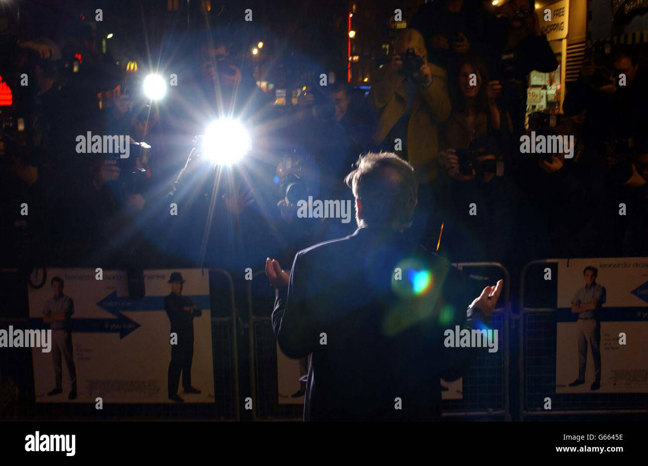 Regisseur Steven Spielberg kommt zur britischen Premiere seines neuen Films 'Catch Me If You Can' im Empire Cinema, Leicester Square in London. Stockfoto