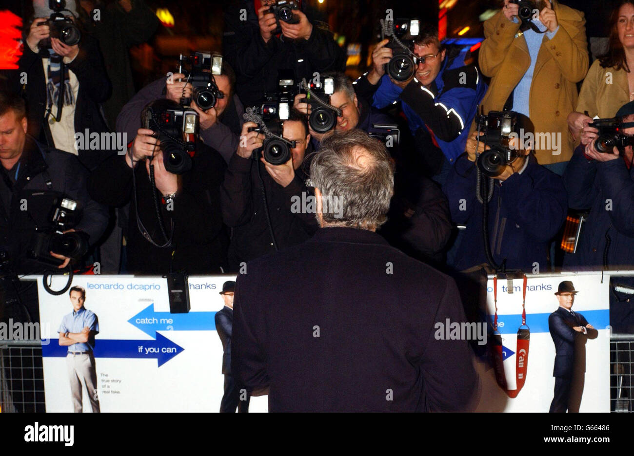 Regisseur Steven Spielberg kommt zur UK-Premiere von Steven Spielbergs 'Catch Me If You Can', am 27. Januar 2003 auf dem Empire Leicester Square in London. Stockfoto