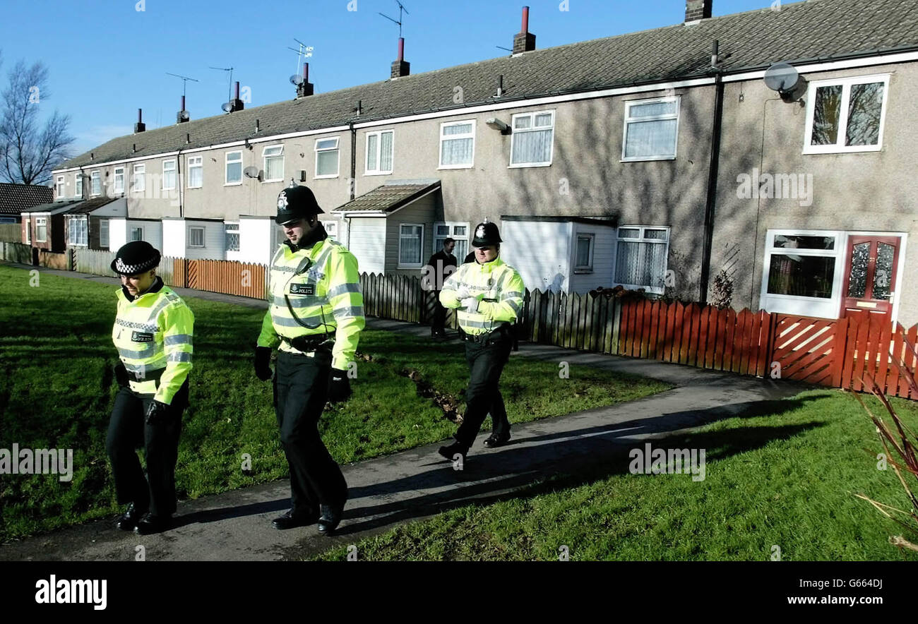 Die Polizei durchsucht das Anwesen im Orchard Park, Hull, auf ihrer Jagd nach der vermissten 22-jährigen Rachel Moran. Zwischen 80 und 100 wurden Polizeibeamte von Humberside eingezogen, um an der beispiellosen Suche nach Privathäusern teilzunehmen. Stockfoto