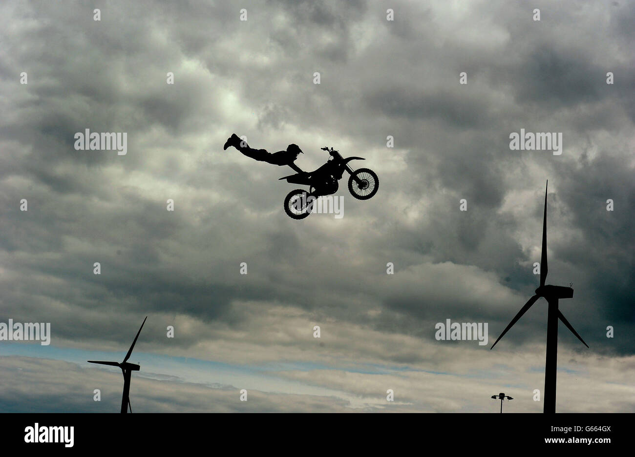 Foto. Ein Stuntfahrer fliegt mit seinem Fahrrad auf der Nissan Extreme Torque Show in Sunderland durch die Luft. Stockfoto