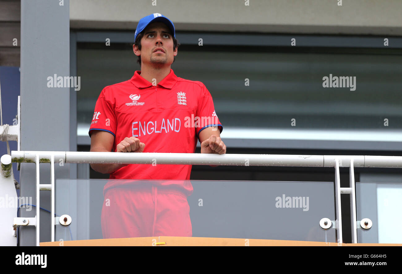 England Kapitän Alastair Cook schaut aus der Umkleidekabine, als der Regen den Start von England gegen Neuseeland verzögert, im SWALEC Stadium, Cardiff. Stockfoto