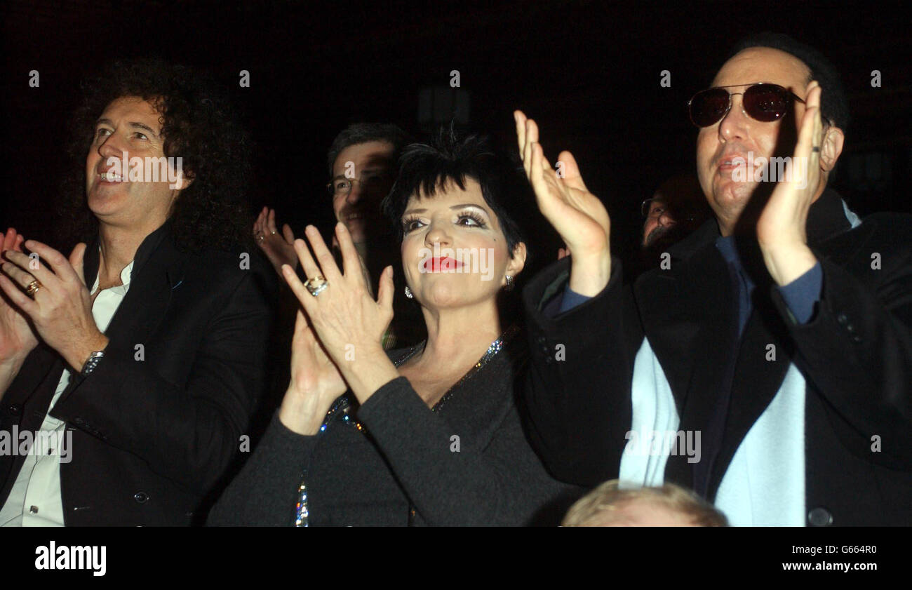 Gitarrist Brian May Liza Minnelli und ihr Mann David gest applaudieren während des Queen-Musicals „We will Rock You“ im Dominion Theatre in London. Stockfoto