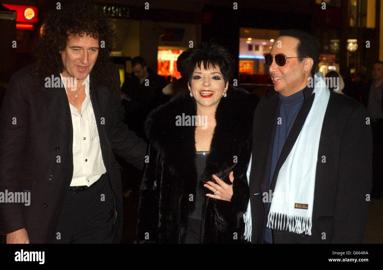 Liza Minnelli und ihr Mann David gest kommen als Gäste von Gitarrist Brian May (links), um das Queen-Musical „We will Rock You“ im Dominion Theatre in London zu sehen. Stockfoto