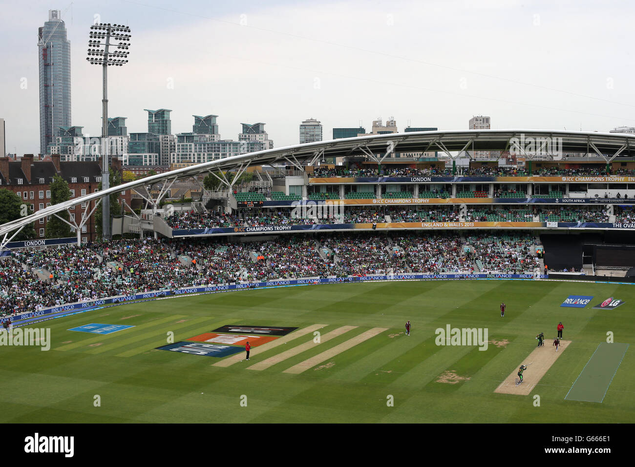 Cricket - ICC Champions Trophy - Gruppe B - Pakistan / Westindien - The Kia Oval. Pakistans Misbah-ul-Haq schlägt den Ball weg Stockfoto