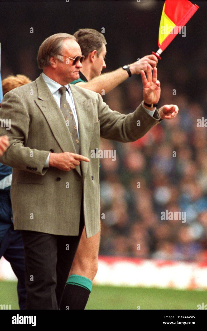 Ron Atkinson, Manager von Coventry City, diktiert seinen Spielern das Er ist nach 3 Punkten Stockfoto