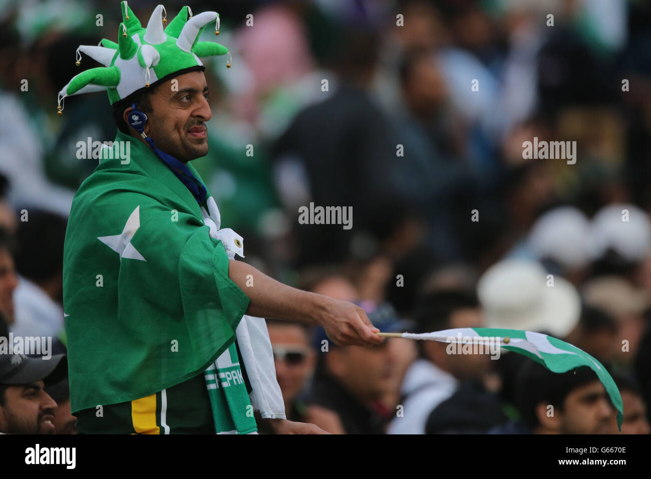 Ein pakistanischer Fan zeigt seine Dejektion, als sein Team um 67 Läufe gegen Südafrika verliert und aus dem ICC Champions Trophy Turnier ausgeht. Das ICC Champions Trophy Spiel in Edgbaston, Birmingham. Stockfoto