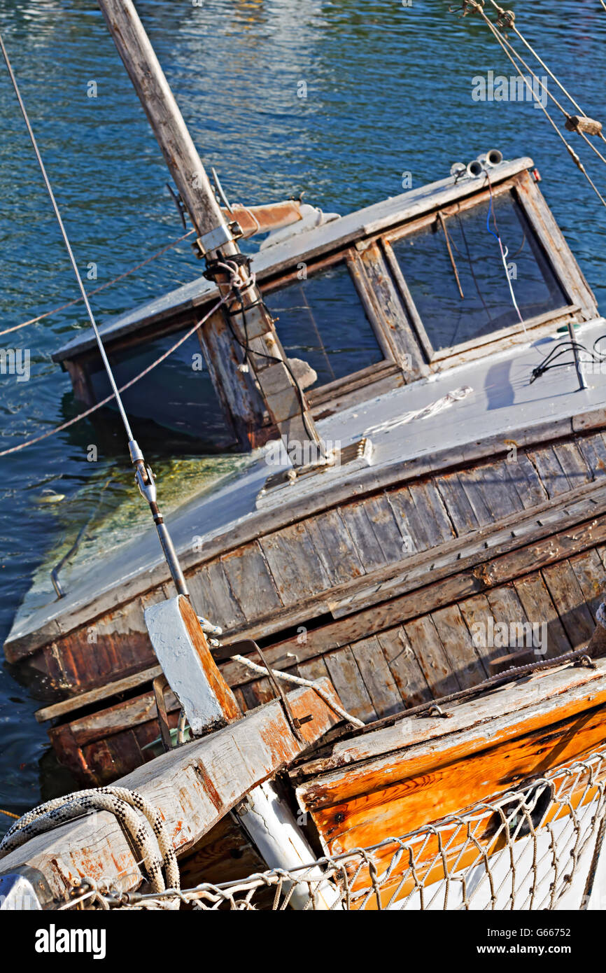 Halb versunkenen kleinen Fischerboot im Hafen Stockfoto