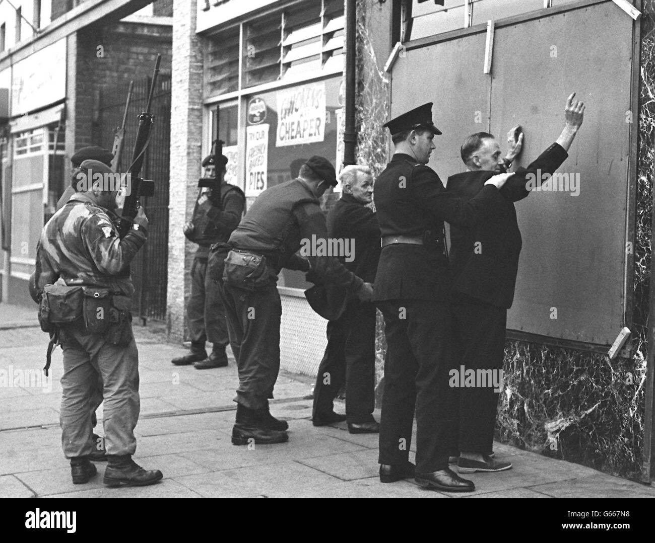 Die Armee und die Polizei suchen Menschen in Belfasts protestantischer Shankill Road auf Anhiebe, nach einer Nacht der Gewalt, in der drei Menschen starben. Stockfoto