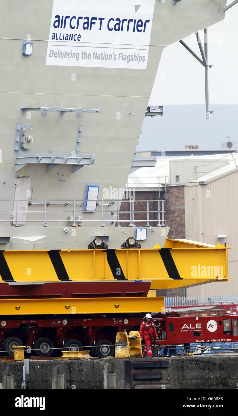 Der hintere Inselabschnitt des Flugzeugträgers der Queen Elizabeth-Klasse wird vor dem Transport nach Rosyth auf eine Barge der BAE Systems Werft in Glasgow verladen. Stockfoto