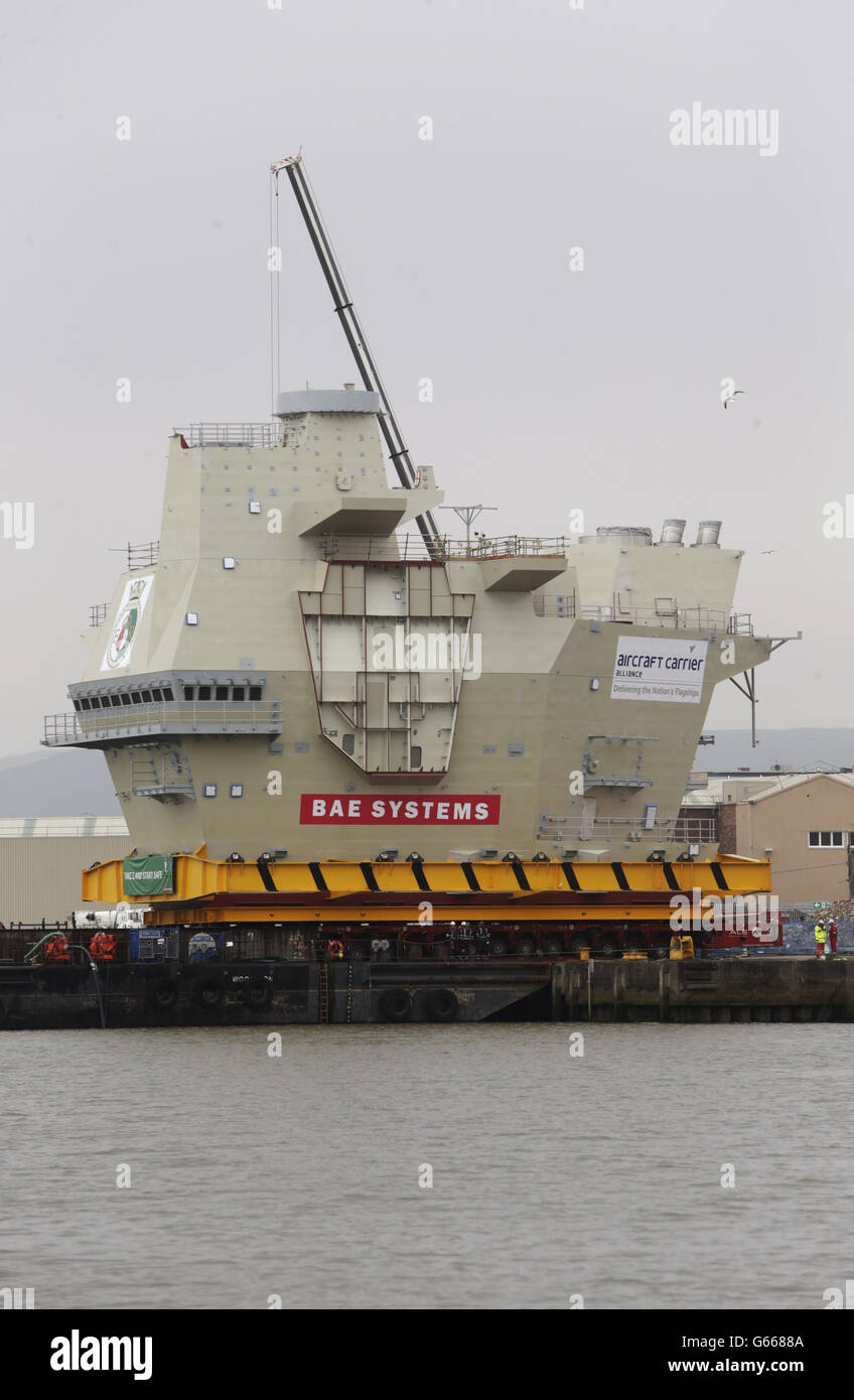 Der hintere Inselabschnitt des Flugzeugträgers der Queen Elizabeth-Klasse wird vor dem Transport nach Rosyth auf eine Barge der BAE Systems Werft in Glasgow verladen. Stockfoto