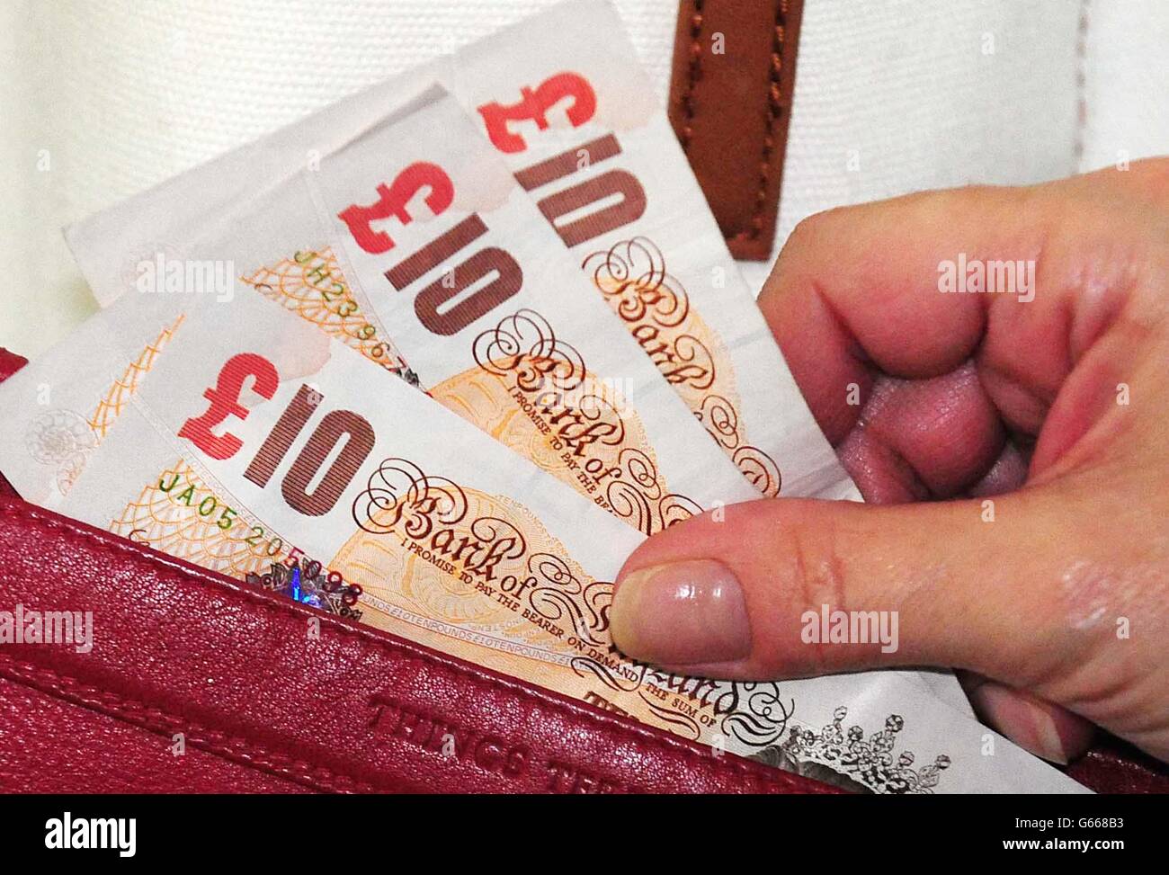 Geldbestand. Gesamtansicht von 10 Pfund-Scheinen in einem Geldbeutel. Stockfoto