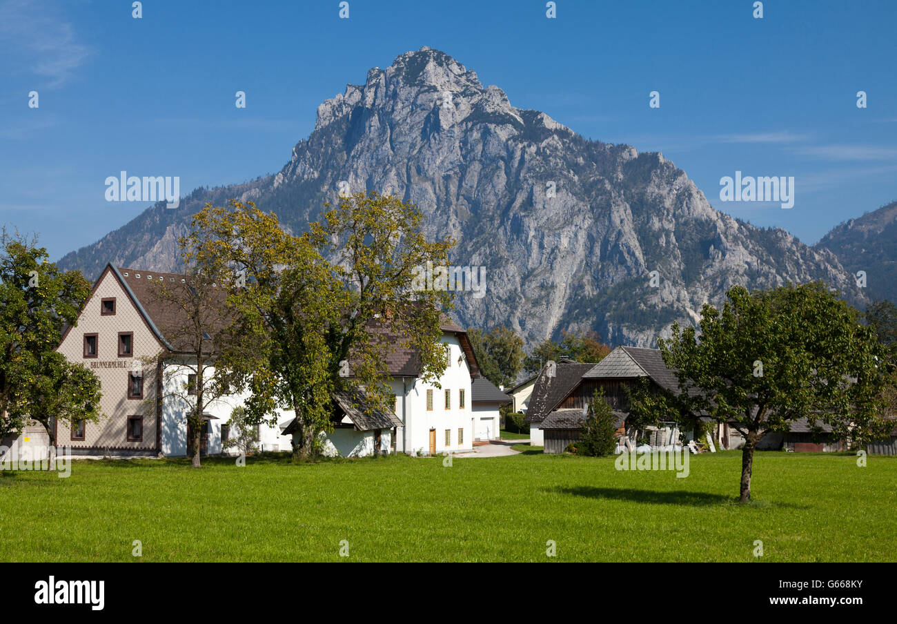 Bauernhaus vor Mt Traunstein, Salzkammergut Region, Oberösterreich, Österreich Stockfoto