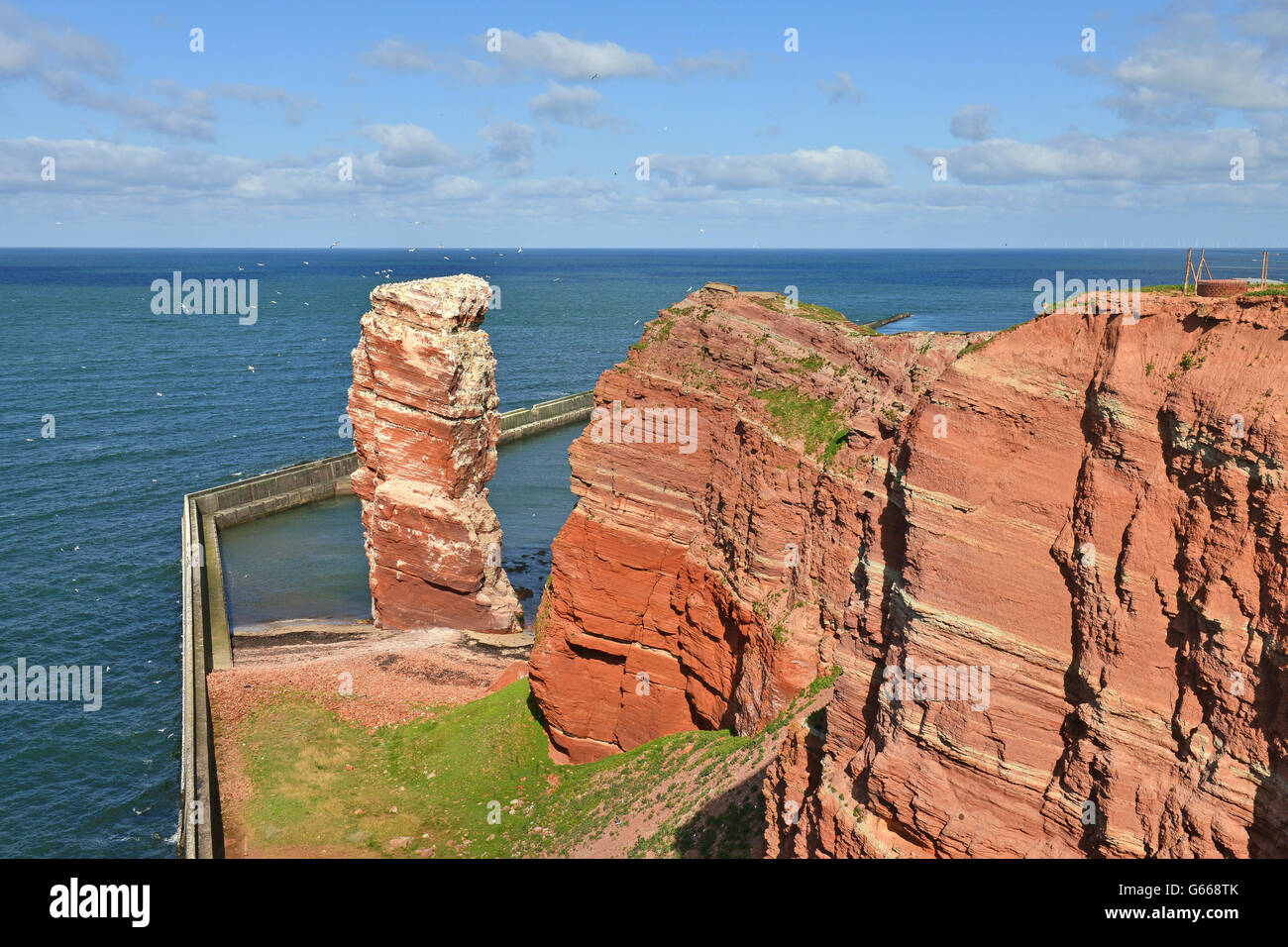 Rock Nadel, lange Anna Vogel Felsen und schützende Mauer, Helgoland, Schleswig-Holstein, Deutschland Stockfoto