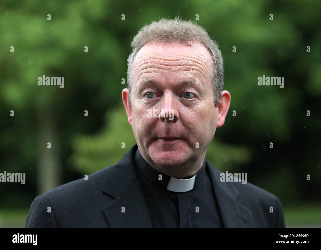 Erzbischof Eamon Martin sprach während einer Pause bei der irischen Bischofskonferenz in NUI Maynooth mit den Medien. Stockfoto