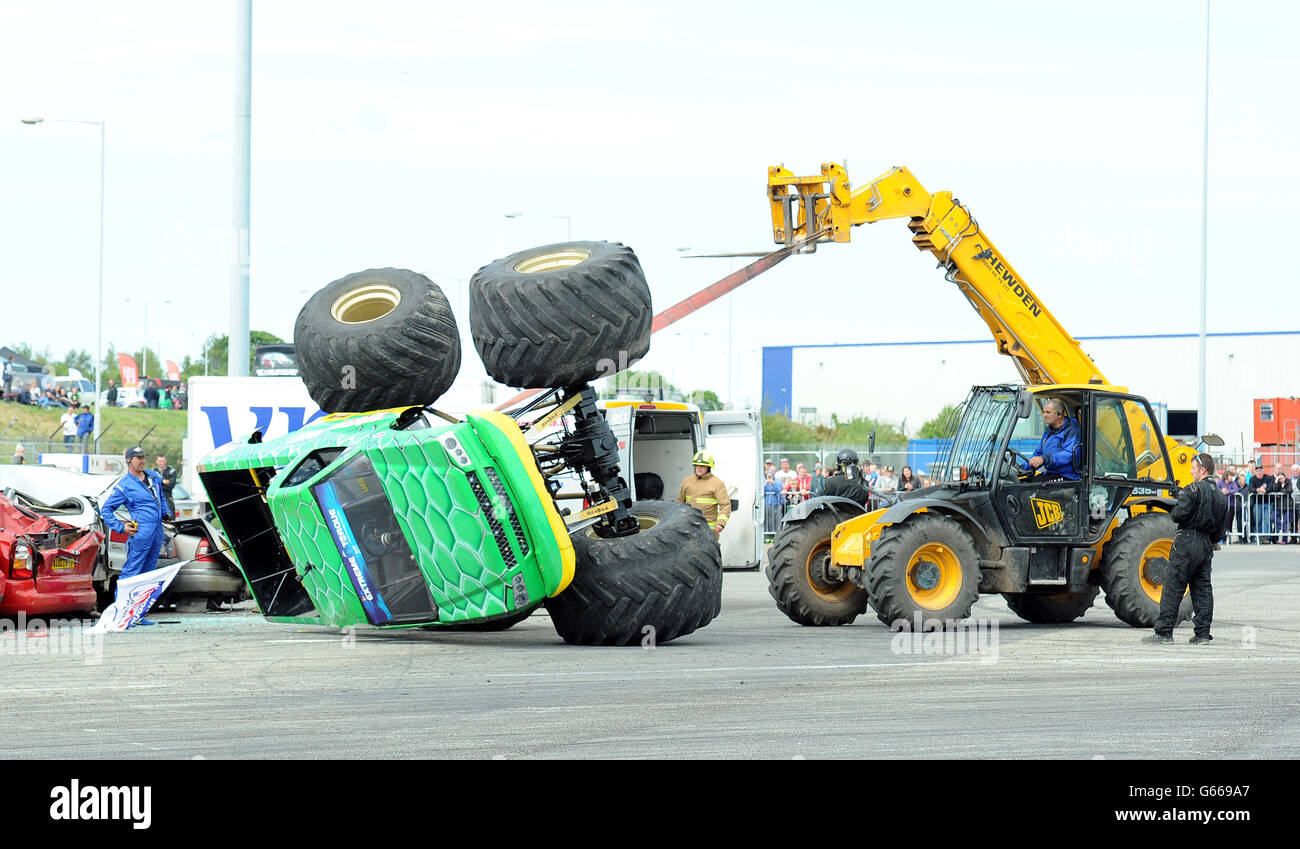 Extreme Torque Show. EIGENSTÄNDIGES Foto. Ein Monstertruck hebt ab, kurz bevor er auf der Nissan Extreme Torque Show in Sunderland auf seine Seite fällt. Stockfoto