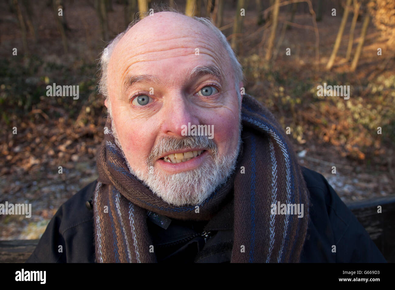 Portrait mit einem Weitwinkel-Objektiv, älterer Mann in Winterkleidung, Naturschutzgebiet Beversee, Bergkamen, Unna Bezirk, Ruhrgebiet Stockfoto