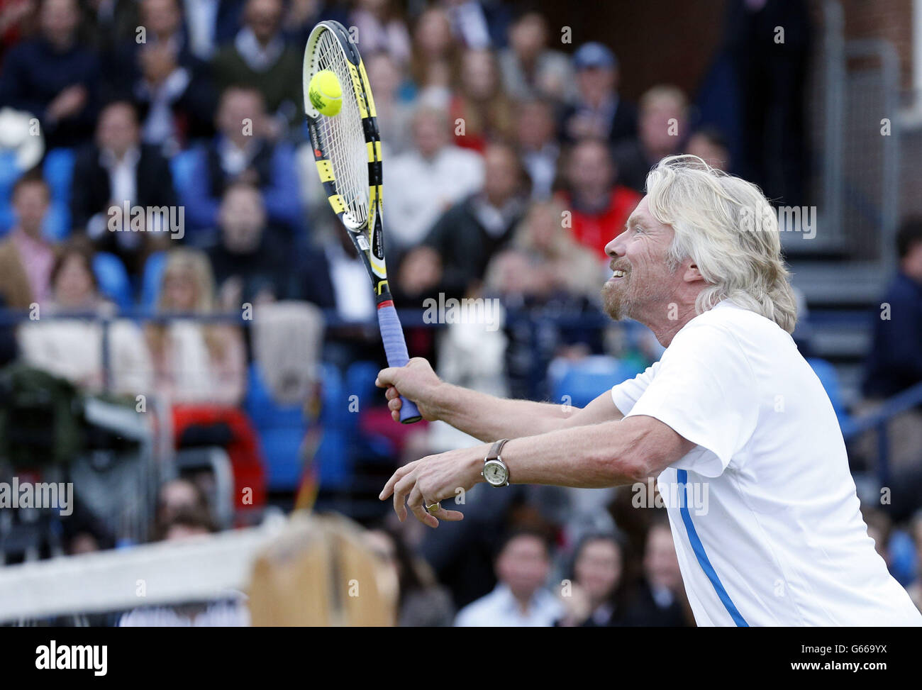 Richard Branson nimmt an einem Tennismatch der Berühmtheit Teil, das dem Royal Marsden Hospital im Queen's Club, London, zu Hilfe kommt. Stockfoto
