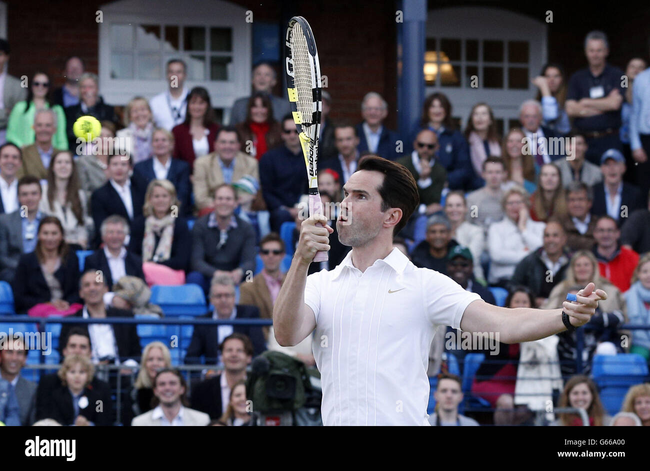 Jimmy Carr nimmt an einem Tennismatch der Berühmtheit Teil, das dem Royal Marsden Hospital im Queen's Club, London, zur Verfügung steht. Stockfoto