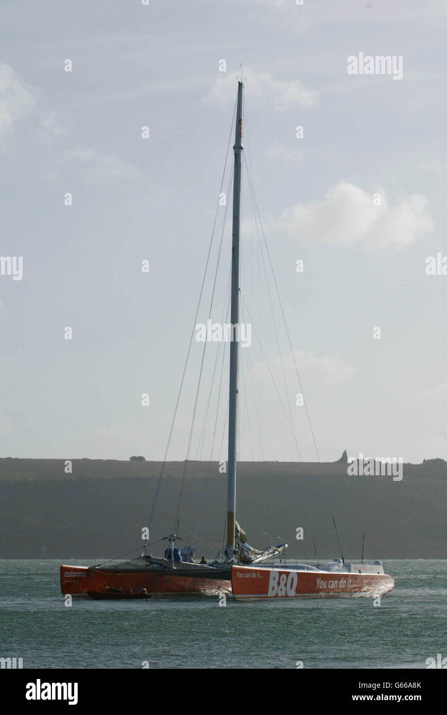 Die Crew von Ellen MacArthur's Kingfisher 2 arbeitet an der Reparatur eines Abschnitts des Masts im Plymouth Sound, um innerhalb der nächsten 36 Stunden, nachdem sich der Start verzögert hat, mit dem um die Welt gebotene Geschwindigkeitsrekord zu beginnen. * das Problem mit einer Maststrecke zwang die Absage ihres Rekordantrags am Start der Jules Verne Trophäe an der Mündung des Ärmelkanals. Stockfoto