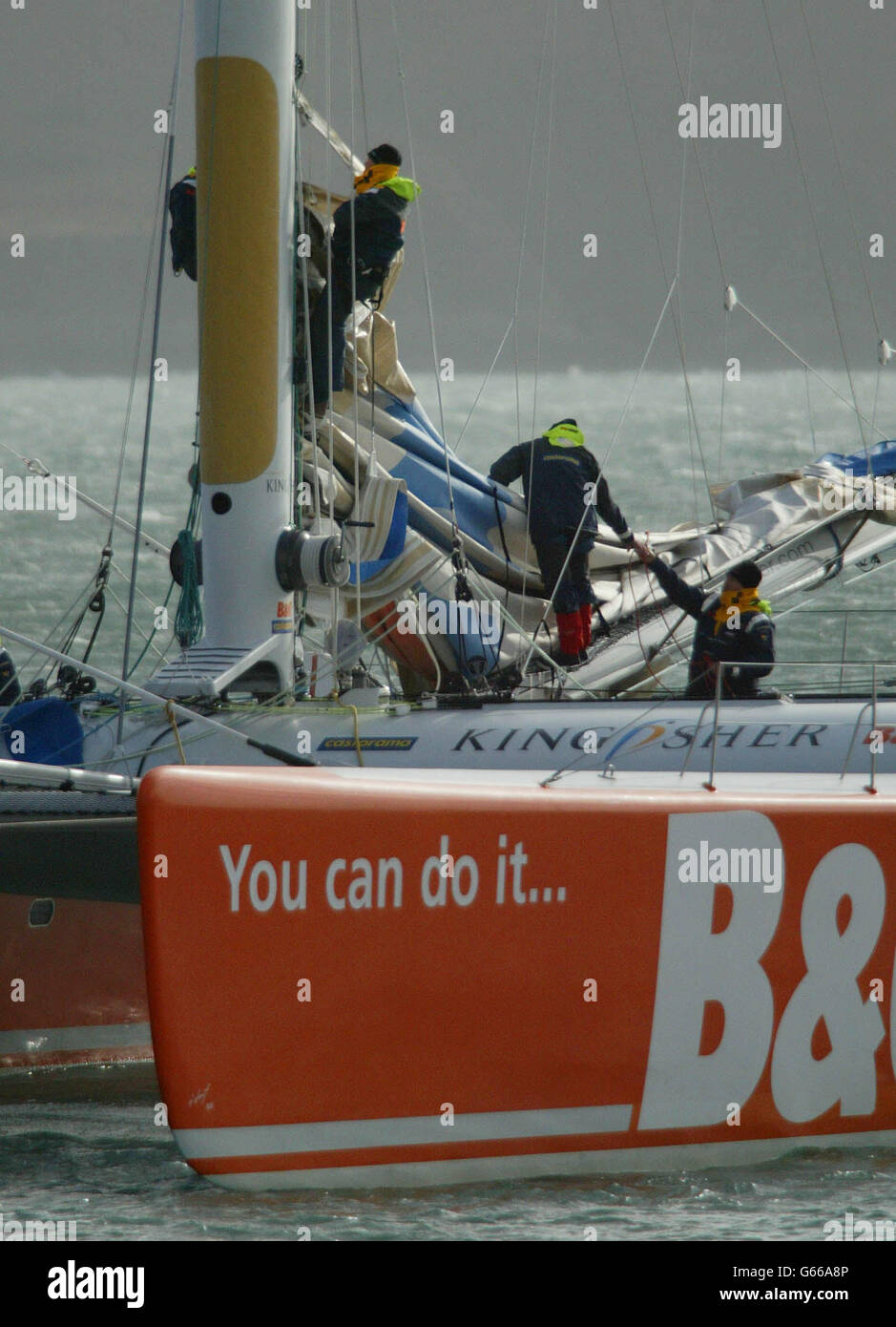 Die Crew von Ellen MacArthur's Kingfisher 2 arbeitet an der Reparatur eines Abschnitts des Masts im Plymouth Sound, um innerhalb der nächsten 36 Stunden nach der Verzögerung ihres Starts mit dem Weltrekord zu beginnen. * das Problem mit einer Maststrecke zwang gestern die Absage ihres Rekordangebots zum Start der Jules Verne-Trophäe an der Mündung des Ärmelkanals. Stockfoto