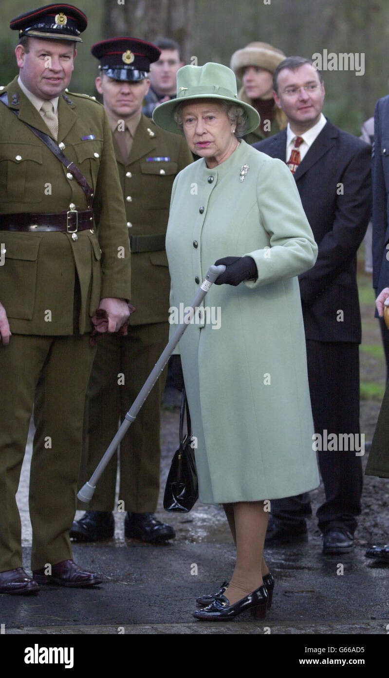 Ihre Königinnen Elizabeth II., die mit Hilfe eines Stockes in Sandringham eintrifft, um ihr erstes offizielles öffentliches Engagement seit der Operation am rechten Knie vor 16 Tagen durchzuführen. Stockfoto
