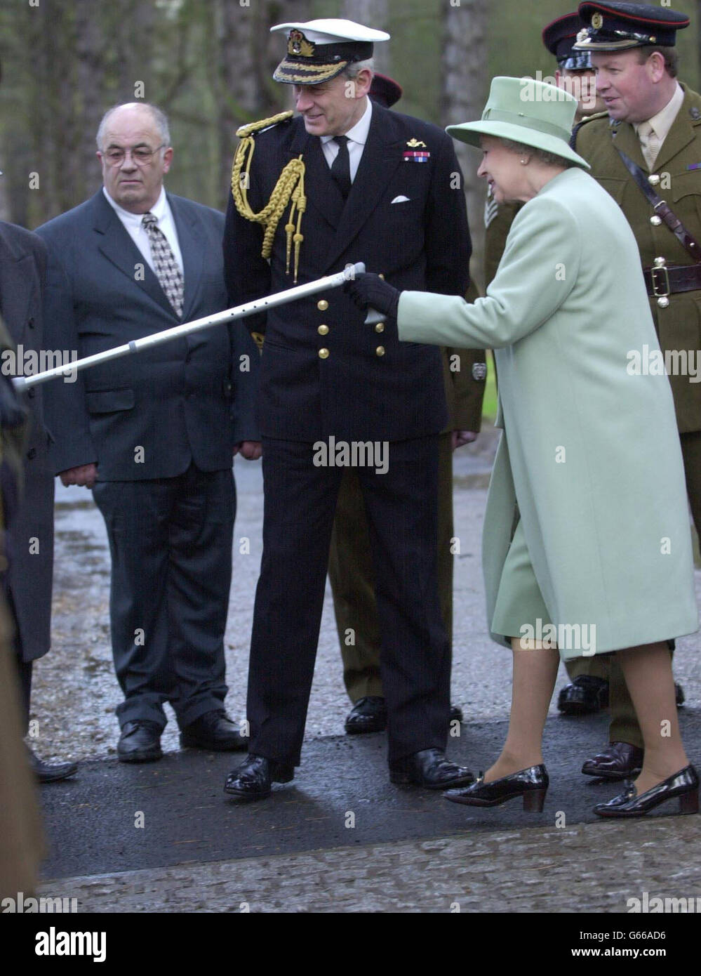 Ihre Königinnen Elizabeth II. Ging mit Hilfe eines Stockes, als sie ihre erste offizielle öffentliche Verlobung durchführte, seit sie vor 16 Tagen an ihrem rechten Knie operiert wurde. * Sie wurde nach der Eröffnung des neuen Sandringham Gates vom Stabschef der Verteidigung, Sir Michael Boyce, begleitet. Stockfoto