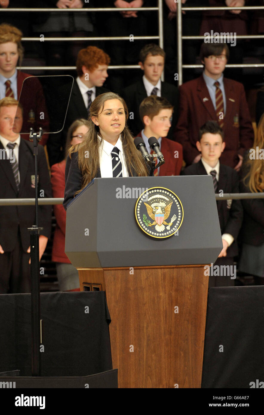 Hannah Nelson, 16, spricht vor einer Keynote, die US-Präsident Barack Obama vor dem G8-Gipfel in der Waterfront Hall in Belfast gehalten hat. Stockfoto