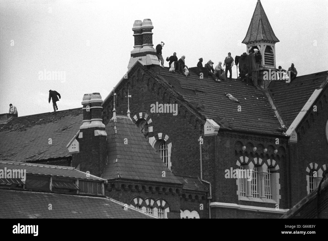 Gefangene an den Strangeways in Manchester nehmen ihre Position auf dem Dach ein. Stockfoto