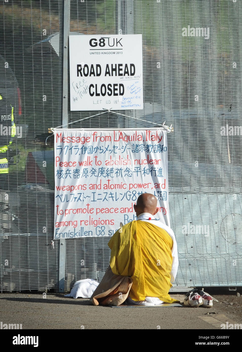 Ein Buddhistischer Monch Vor Dem Diesjahrigen G8 Gipfel Am Lough Erne In Der Nahe Von Enniskillen In Nordirland Stockfotografie Alamy