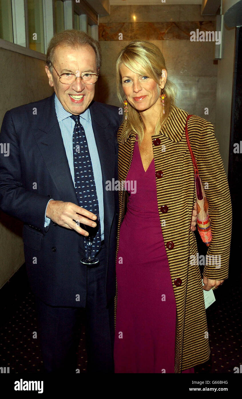 Sir David Frost und Ulrika Jonsson kommen in BAFTA Piccadilly zu einer Party, um den 20. Jahrestag des TV-am zu feiern. Stockfoto