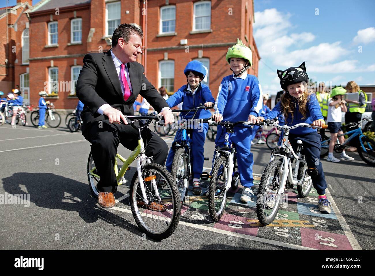 Alan Kelly, Staatsminister im Ministerium für Verkehr, Sport und Tourismus, chattet mit Schulkindern der Carysfort National School in Blackrock, Irland, bei einer Fotowand anlässlich der National Cycle Week. Stockfoto