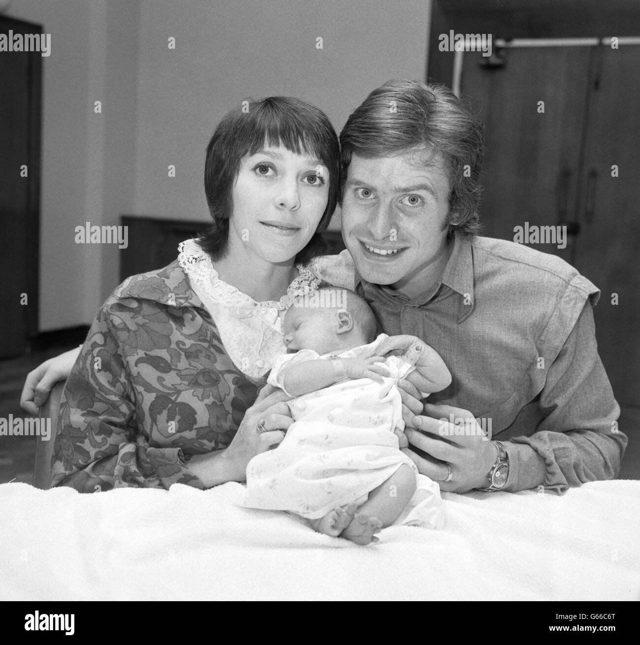 Ballett - Tänzer David Wall und Alfreda Thorogood mit Tochter Anna-Lisa - Königin Charlotte Krankenhaus - London Stockfoto