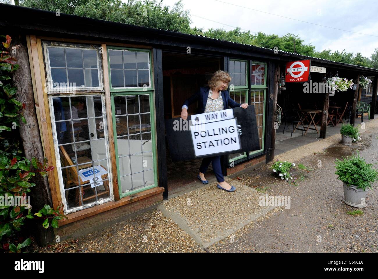 Sue Hopgood polling Schreiber für Maldon Gemeinderat bereitet das Wahllokal eingerichtet in der kleinen Braxted Bäckerei in kleinen Braxted, Essex, als Wähler festgelegt sind, gehen an die Wahlurnen zu entscheiden, ob das Vereinigte Königreich in der Europäischen Union bleiben sollte. Stockfoto