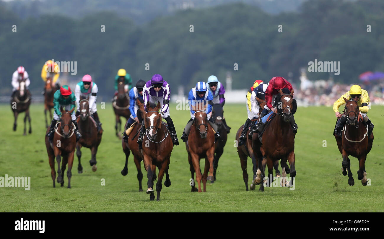 Leading Light mit Joseph O'Brien kommt nach Hause, um die Vase der Königin in Erinnerung an Sir Henry Cecil am vierten Tag des Royal Ascot-Treffens auf der Ascot Racecourse, Berkshire, zu gewinnen. Stockfoto