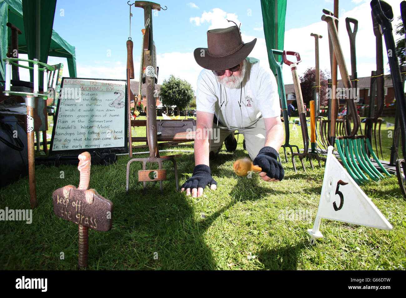 Vorsitzender Mike Forster bei der 34. World Worm Charming Championship in Willaston, Cheshire. Stockfoto