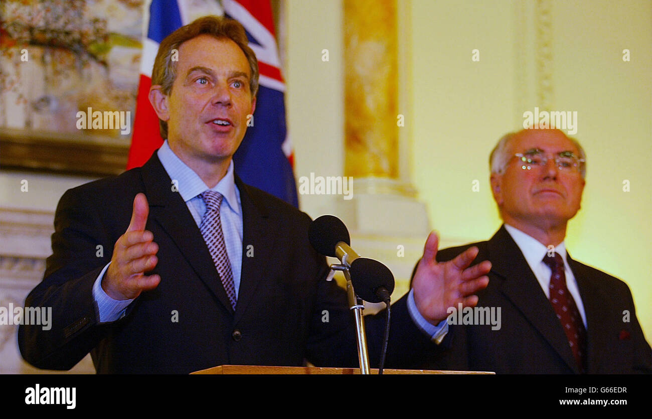 Der britische Premierminister Tony Blair (rechts) bei einer Pressekonferenz mit seinem australischen Amtskollegen John Howard in der Downing Street Nr. 10, London. Blair und Howard hielten Gespräche über die Lage im Irak ab. Stockfoto