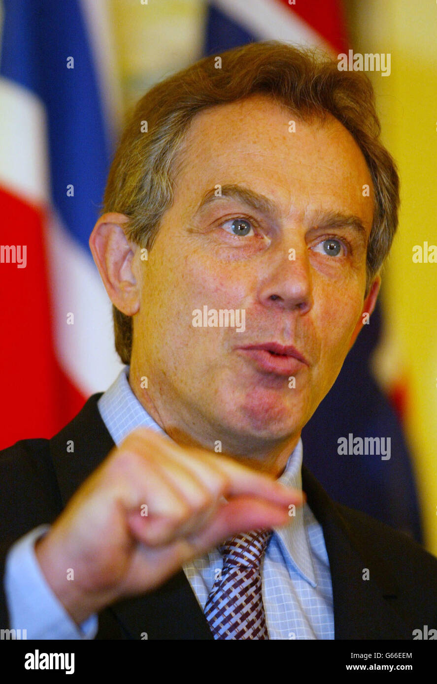 Der britische Premierminister Tony Blair (rechts) bei einer Pressekonferenz mit seinem australischen Amtskollegen John Howard in der Downing Street Nr. 10, London. Blair und Howard hielten Gespräche über die Lage im Irak ab. Stockfoto