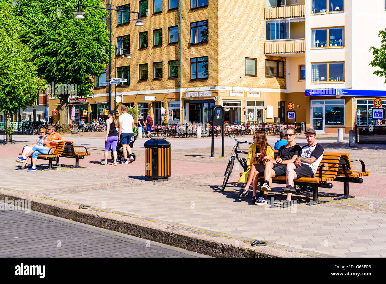 Västervik, Schweden - 19. Juni 2016: Menschen wandern und Ausruhen an der Strandpromenade. Echte Menschen im Alltag. Stockfoto