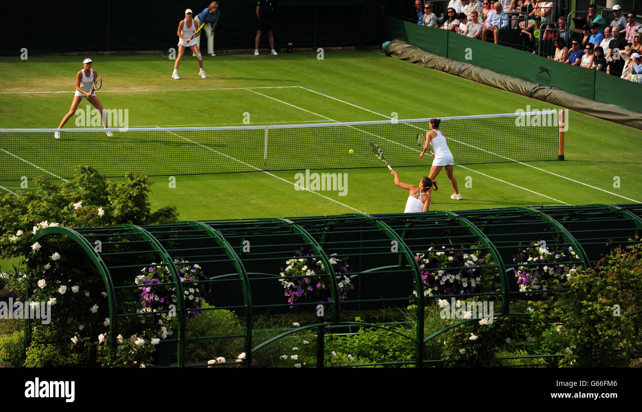 Tennis - Wimbledon Championships 2013 - Tag drei - All England Lawn Tennis und Croquet Club. Allgemeiner Blick auf die Blumen und das Geschehen in Wimbledon Stockfoto