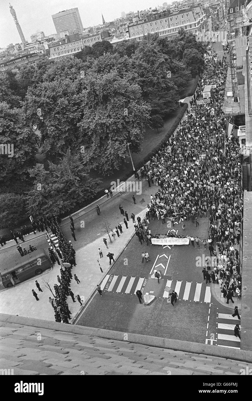 Die Demonstration gegen den Vietnamkrieg auf dem Grosvenor-Platz. Stockfoto