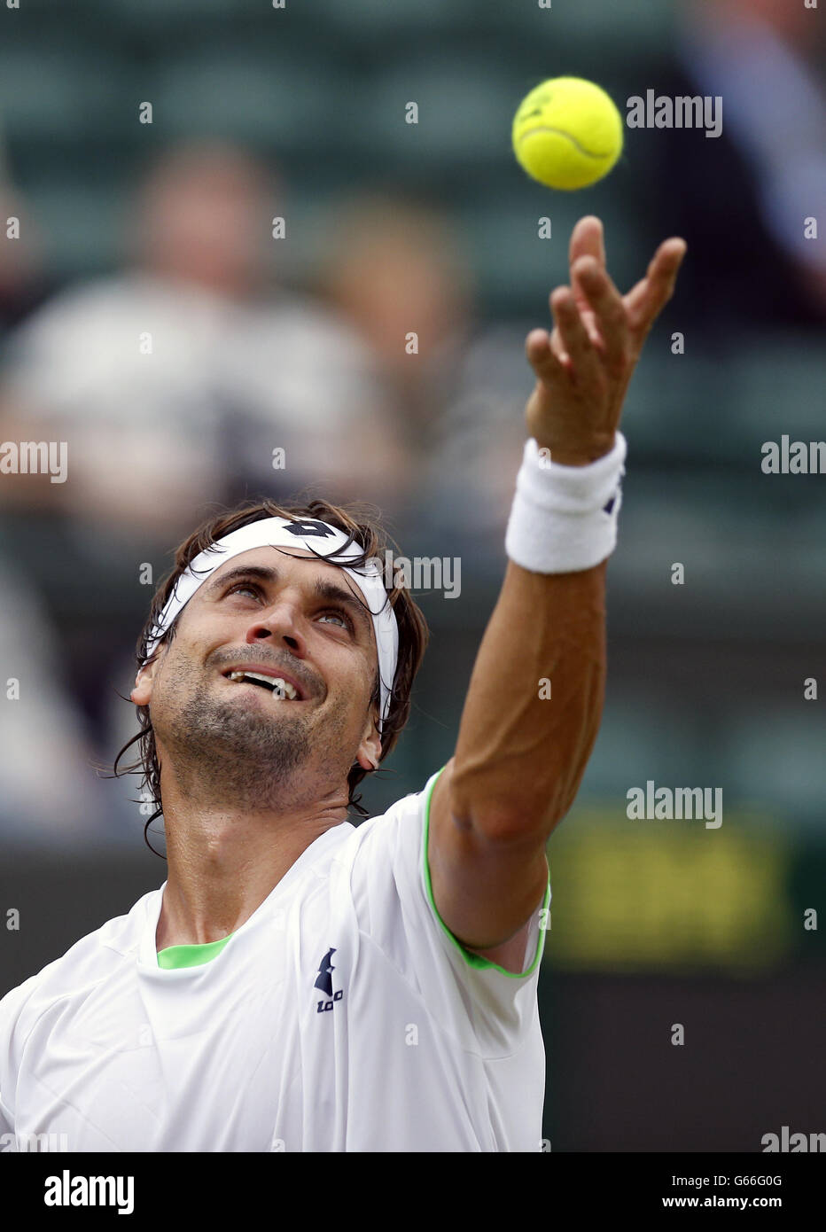 Der Spanier David Ferrer ist am fünften Tag der Wimbledon-Meisterschaften im All England Lawn Tennis and Croquet Club in Wimbledon gegen seinen Landsmann Roberto Bautista Agut im Einsatz. DRÜCKEN SIE VERBANDSFOTO. Bilddatum: Freitag, 28. Juni 2013. Siehe PA Geschichte TENNIS Wimbledon. Das Foto sollte lauten: Jonathan Brady/PA Wire. EINSCHRÄNKUNGEN: Keine kommerzielle Nutzung. Keine Videoemulation. Keine Verwendung mit inoffiziellen Logos von Drittanbietern. Stockfoto