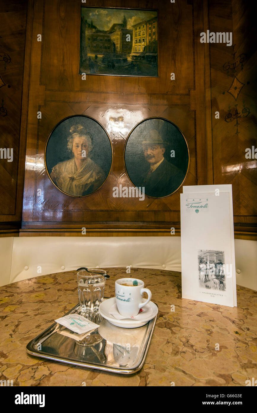 Innenansicht des historischen Café Tomaselli, Salzburg, Österreich Stockfoto