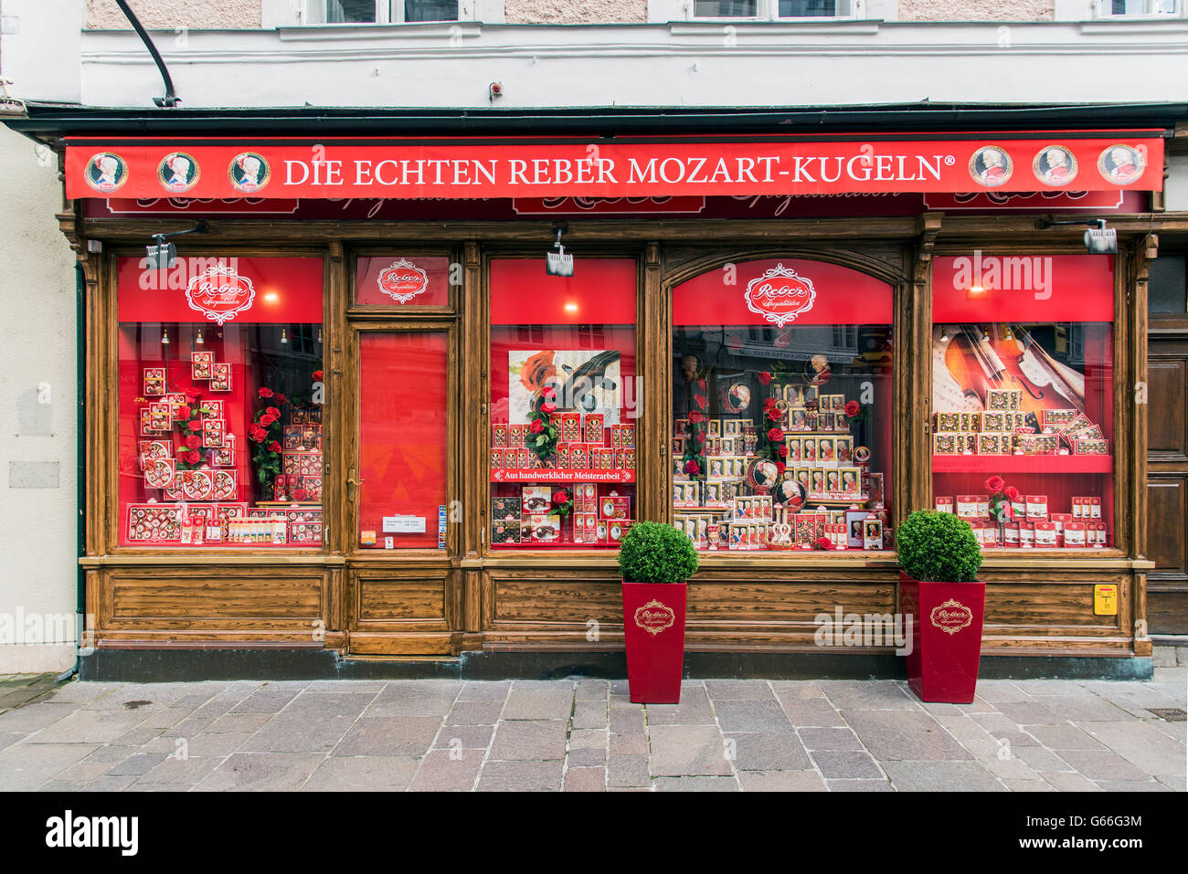 Die historischen und berühmten Echten Reber Mozart Kugeln Schokolade Shop in Alter Marktplatz, Salzburg, Österreich Stockfoto