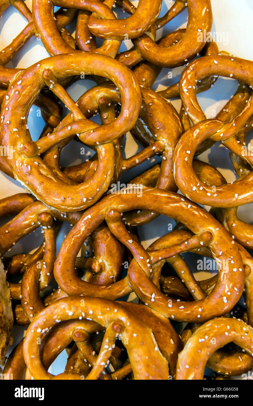 Brezel gebackenes Brot zum Verkauf auf dem Markt, Salzburg, Österreich Stockfoto