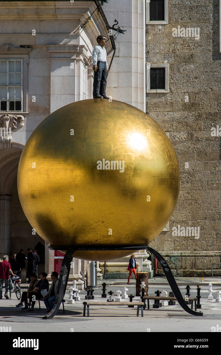 Die goldene Kugel Denkmal benannt Sphaera erstellt von Stephan Balkenhol, Salzburg, Österreich Stockfoto