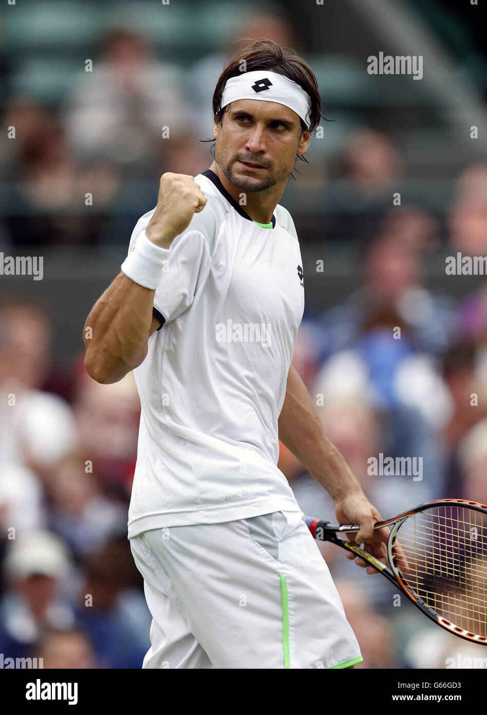 Der Spanier David Ferrer feiert den Sieg im dritten Satz gegen den Landsmann Roberto Bautista Agut am fünften Tag der Wimbledon Championships beim All England Lawn Tennis und Croquet Club in Wimbledon. DRÜCKEN Sie VERBANDSFOTO. Bilddatum: Freitag, 28. Juni 2013. Siehe PA Geschichte TENNIS Wimbledon. Bildnachweis sollte lauten: Jonathan Brady / PA Wire. EINSCHRÄNKUNGEN: . Keine kommerzielle Nutzung. Keine Videoemulation. Keine Verwendung mit inoffiziellen Logos von Drittanbietern. Stockfoto