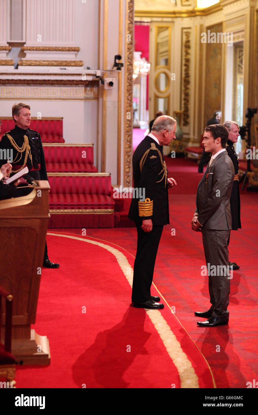 Der Radsportler Steven Burke erhält im Rahmen einer Investiturzeremonie im Buckingham Palace im Zentrum von London eine MBE für Verdienste um den Radsport vom Prince of Wales. Stockfoto